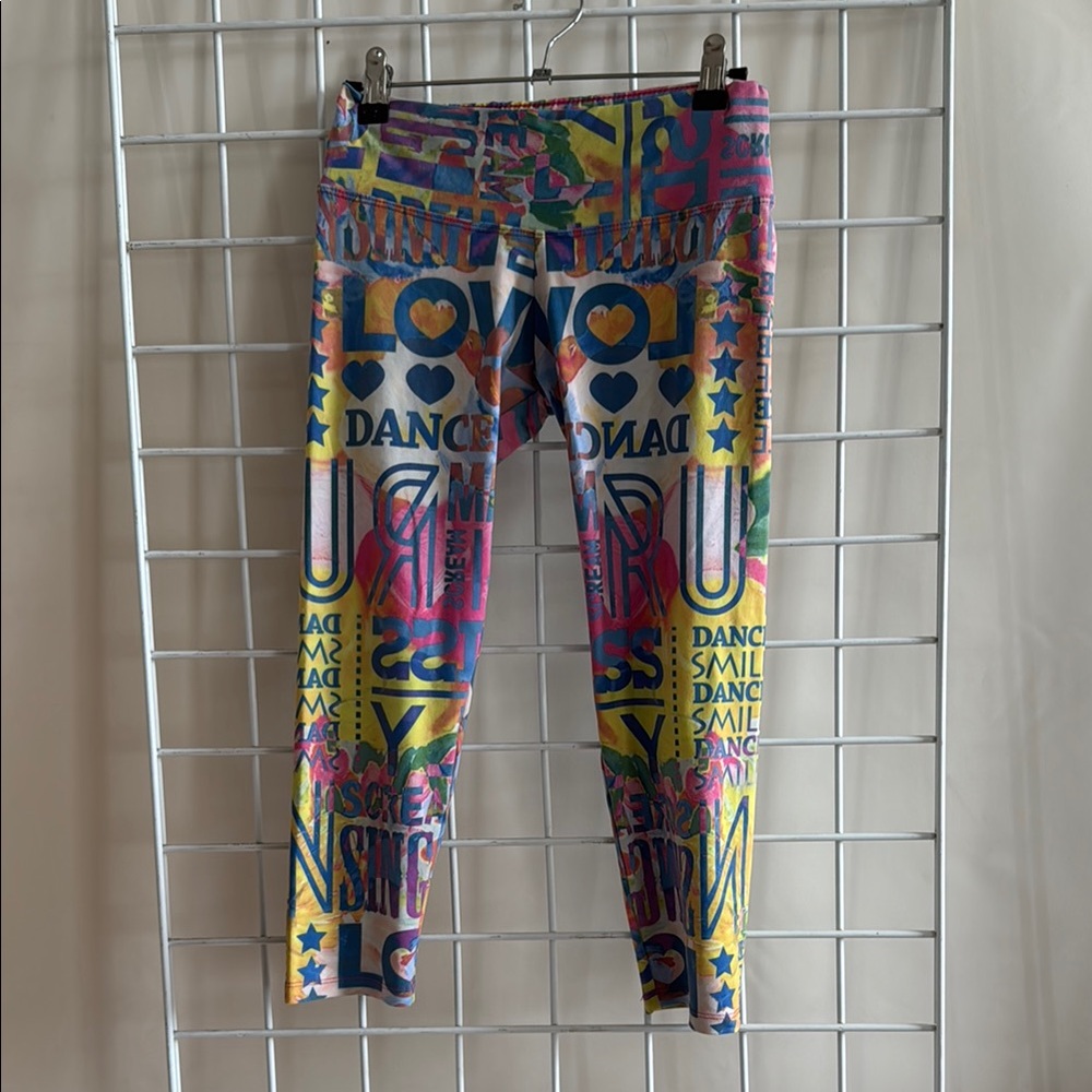 Women’s Funky Colorful Word Print Capri Leggings Size Small Vintage Workout